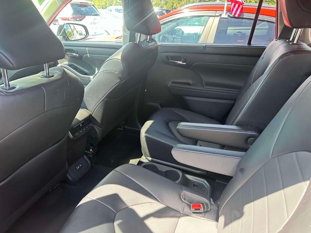 used 2022 Toyota Highlander car, priced at $36,607