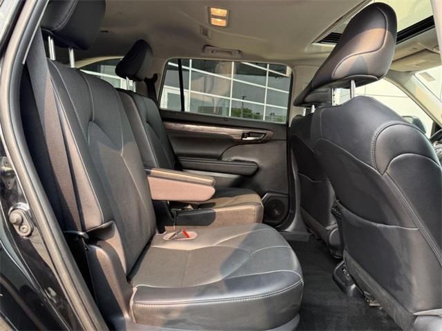 used 2020 Toyota Highlander car, priced at $32,427