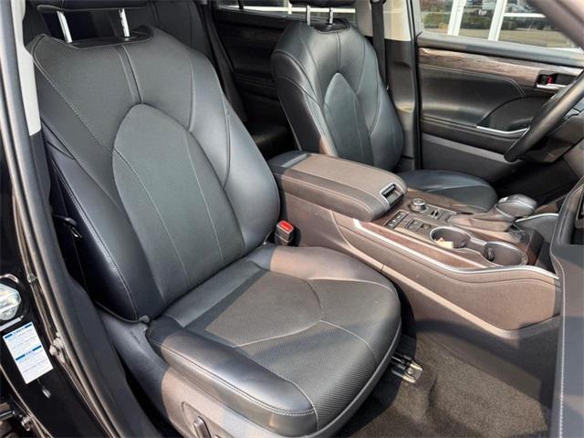 used 2020 Toyota Highlander car, priced at $32,427