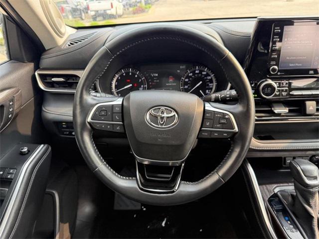 used 2020 Toyota Highlander car, priced at $32,427