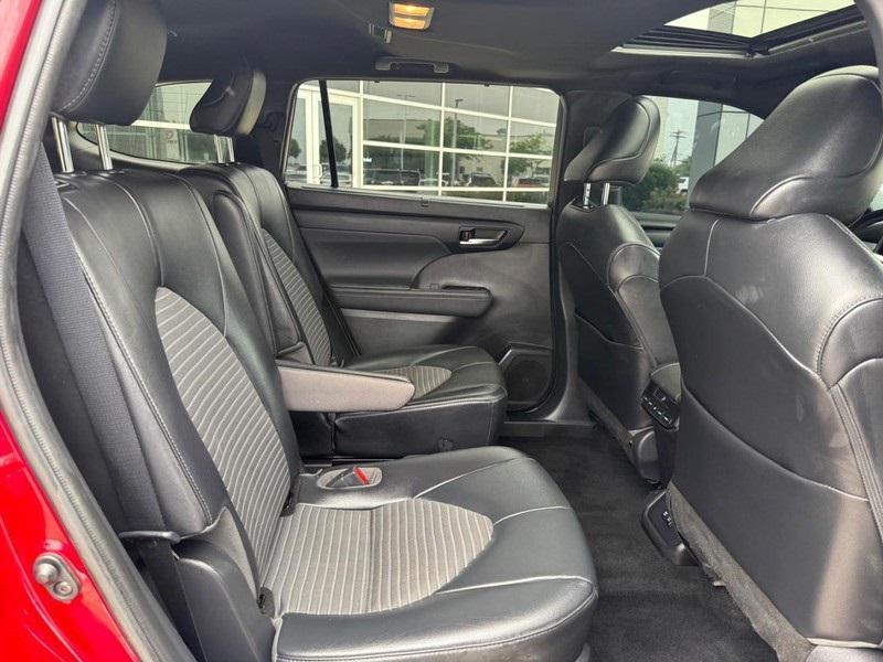 used 2021 Toyota Highlander car, priced at $33,771