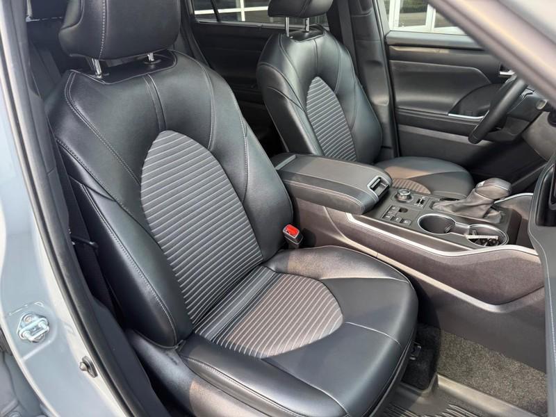 used 2025 Toyota Highlander car, priced at $48,550