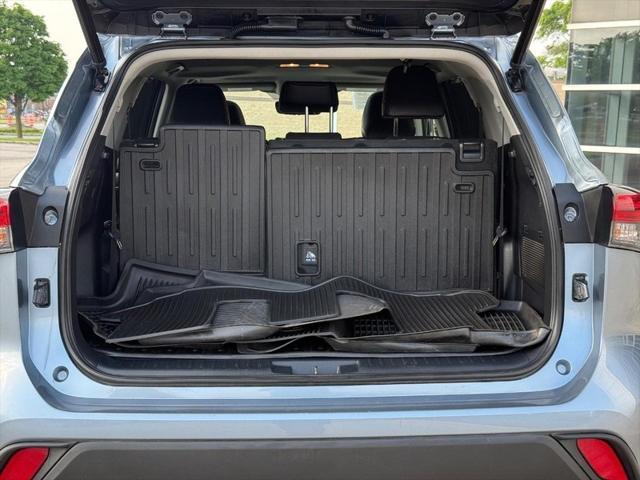 used 2022 Toyota Highlander car, priced at $38,600