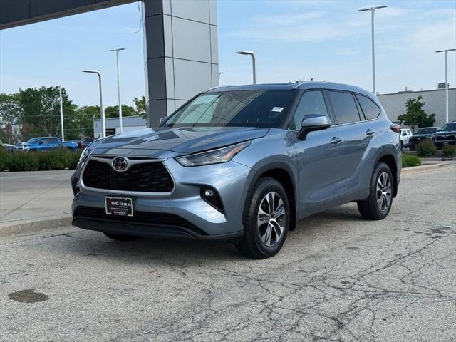 used 2022 Toyota Highlander car, priced at $38,600