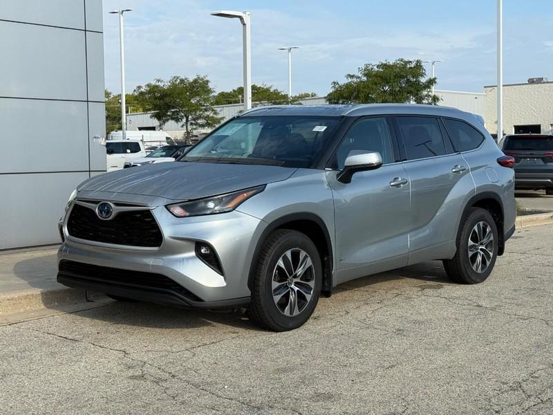 used 2022 Toyota Highlander Hybrid car, priced at $40,098