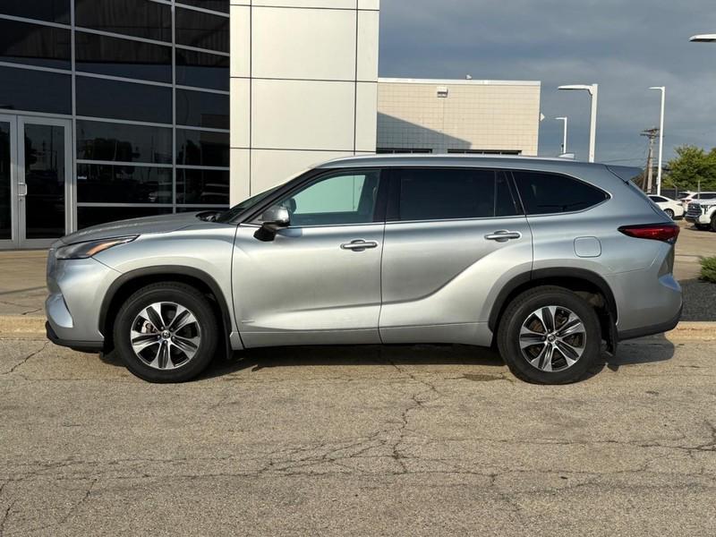 used 2022 Toyota Highlander Hybrid car, priced at $40,098