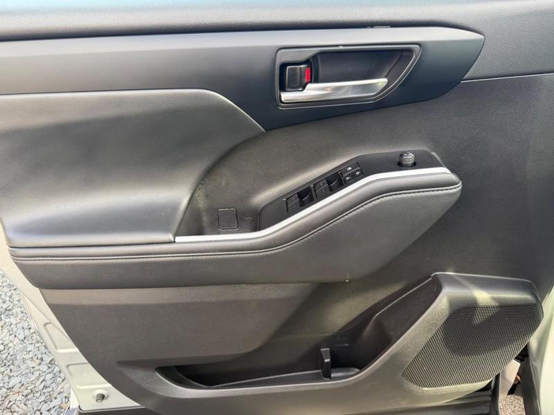 used 2022 Toyota Highlander Hybrid car, priced at $40,098