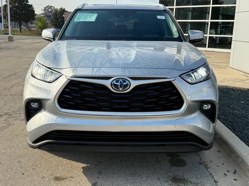 used 2022 Toyota Highlander Hybrid car, priced at $40,098