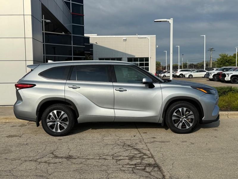 used 2022 Toyota Highlander Hybrid car, priced at $40,098