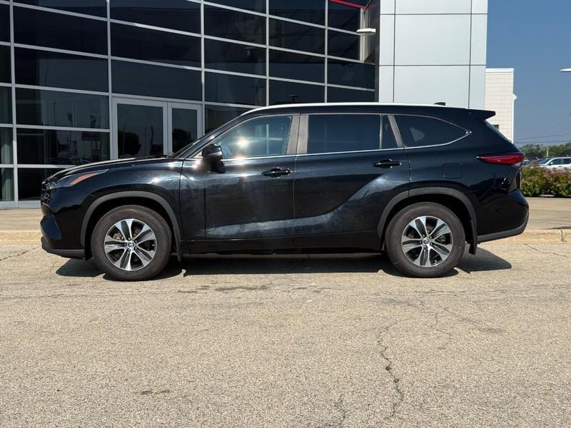 used 2023 Toyota Highlander car, priced at $38,400