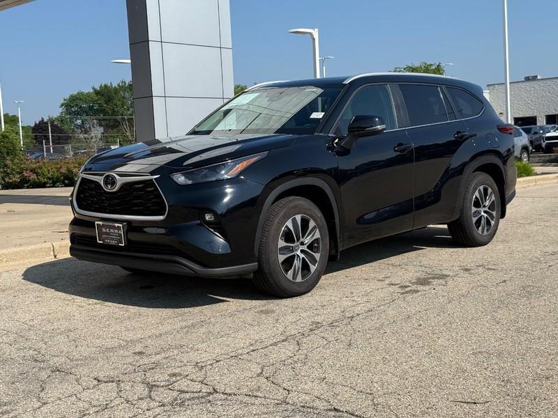 used 2023 Toyota Highlander car, priced at $38,400
