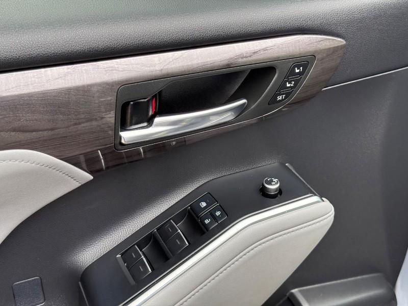 used 2022 Toyota Highlander car, priced at $40,500