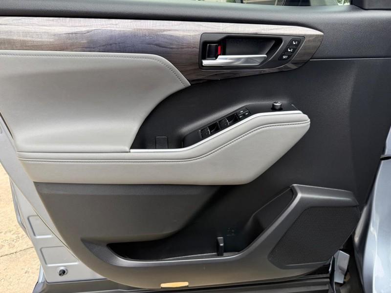 used 2022 Toyota Highlander car, priced at $40,500