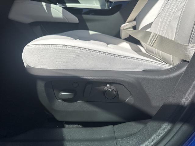 new 2025 Buick Envision car, priced at $47,595