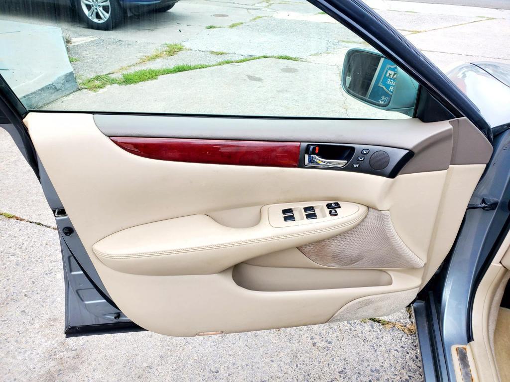 used 2002 Lexus ES 300 car, priced at $5,750