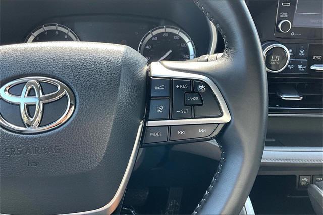 used 2022 Toyota Highlander car, priced at $33,593
