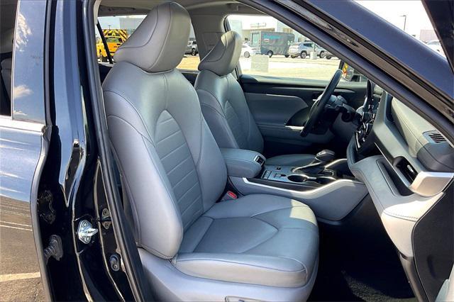 used 2022 Toyota Highlander car, priced at $33,593
