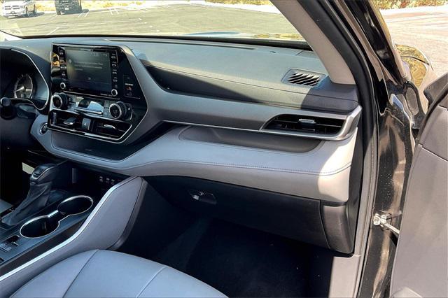 used 2022 Toyota Highlander car, priced at $33,593