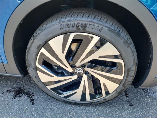 new 2025 Volkswagen ID.4 car, priced at $39,343