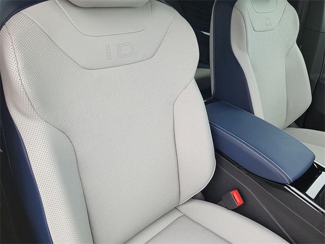 new 2025 Volkswagen ID.4 car, priced at $50,379