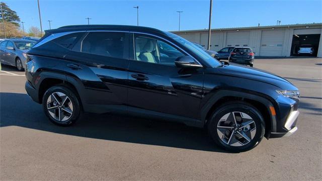 new 2025 Hyundai TUCSON Hybrid car, priced at $37,462