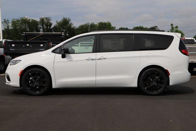 new 2024 Chrysler Pacifica car, priced at $45,101