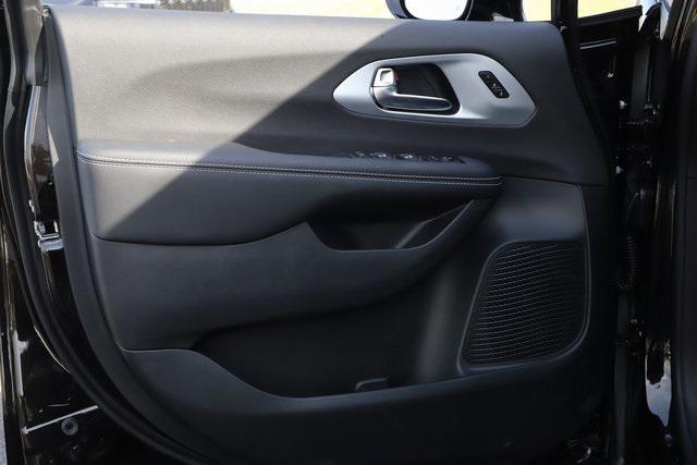 new 2026 Chrysler Pacifica car, priced at $45,678