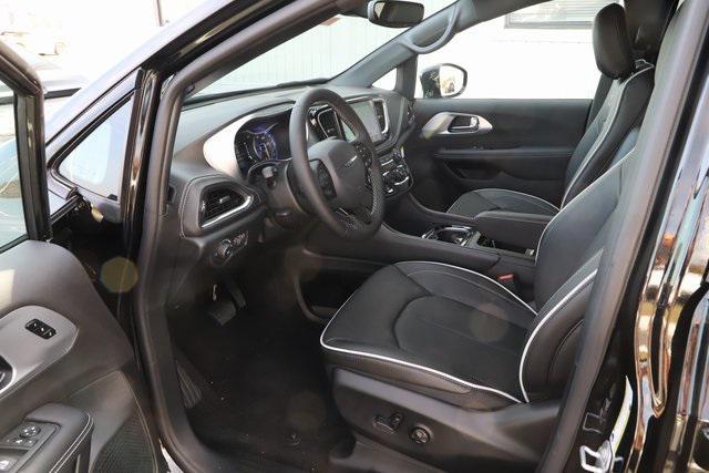 new 2026 Chrysler Pacifica car, priced at $45,678