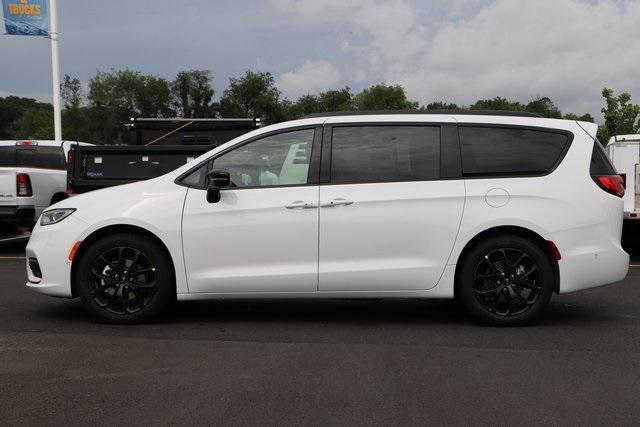 new 2024 Chrysler Pacifica car, priced at $38,318