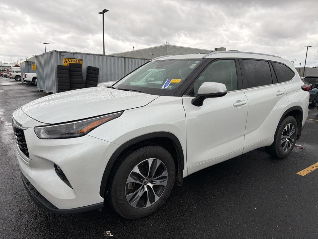 used 2023 Toyota Highlander car, priced at $39,927