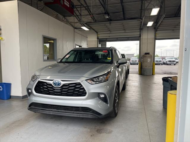 used 2020 Toyota Highlander Hybrid car, priced at $28,207