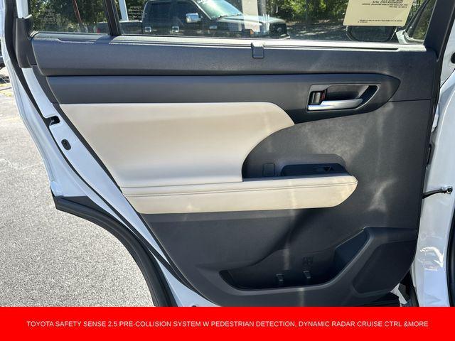 new 2025 Toyota Highlander Hybrid car, priced at $51,628