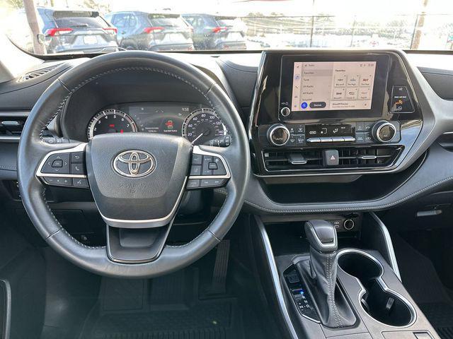 used 2023 Toyota Highlander car, priced at $34,636