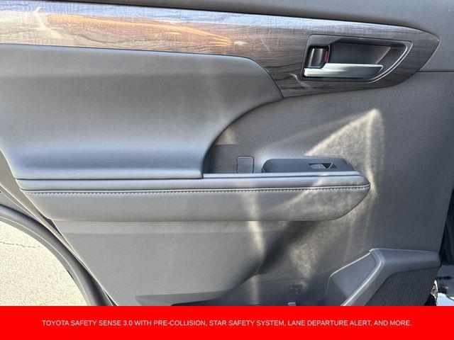 new 2025 Toyota Highlander car, priced at $52,169