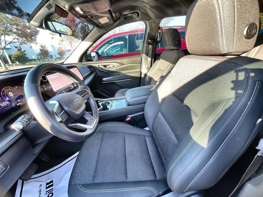 used 2024 Chevrolet Traverse car, priced at $36,995