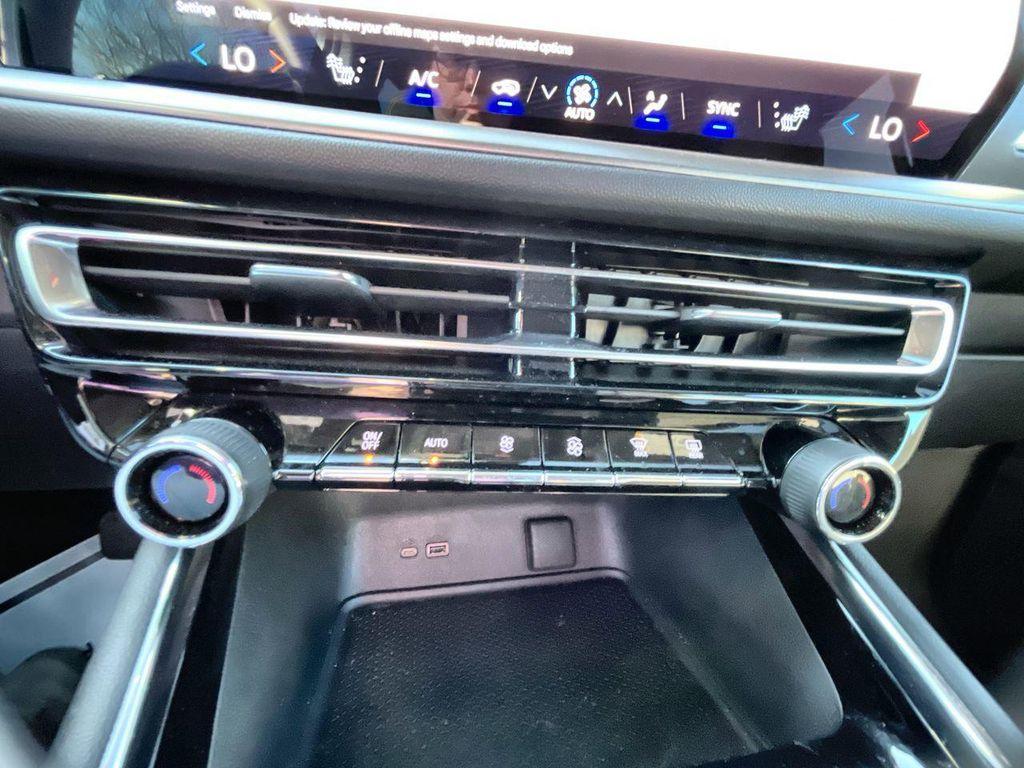 used 2024 Chevrolet Traverse car, priced at $36,995