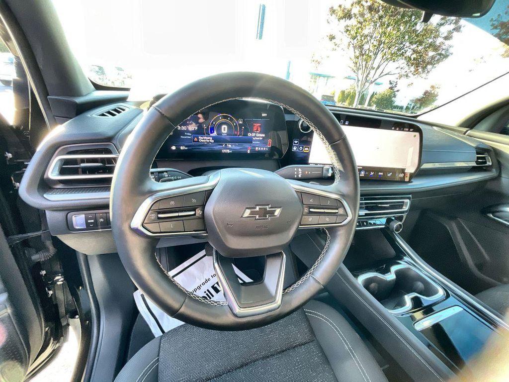 used 2024 Chevrolet Traverse car, priced at $36,995