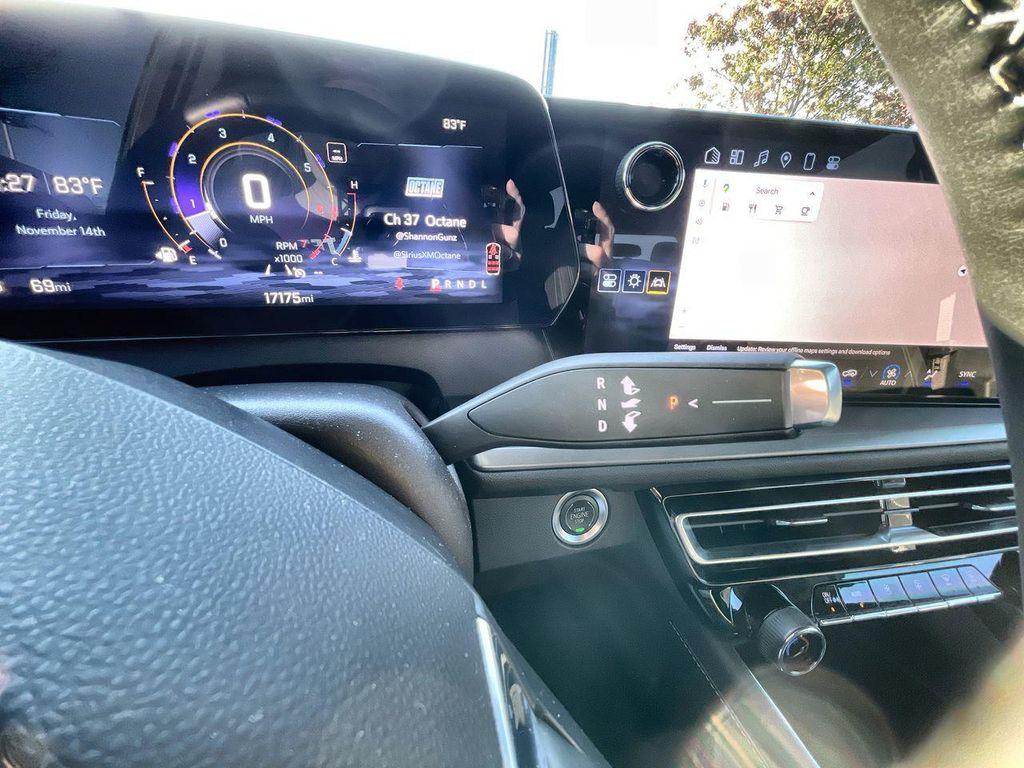 used 2024 Chevrolet Traverse car, priced at $36,995