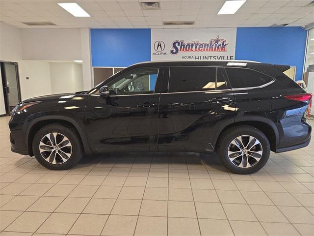 used 2022 Toyota Highlander car, priced at $32,159