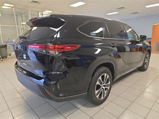 used 2022 Toyota Highlander car, priced at $32,159
