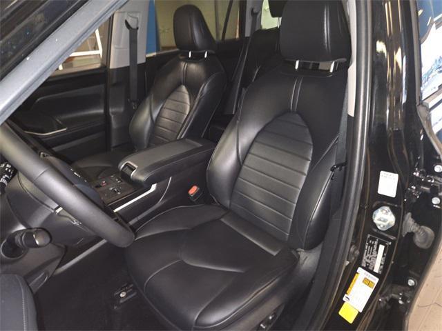used 2022 Toyota Highlander car, priced at $32,159