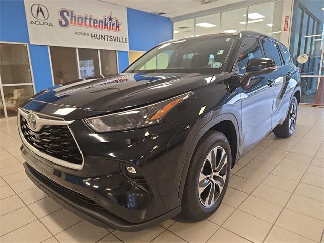 used 2022 Toyota Highlander car, priced at $32,159