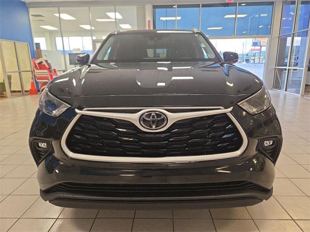 used 2022 Toyota Highlander car, priced at $32,159