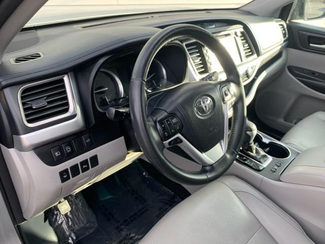 used 2017 Toyota Highlander car