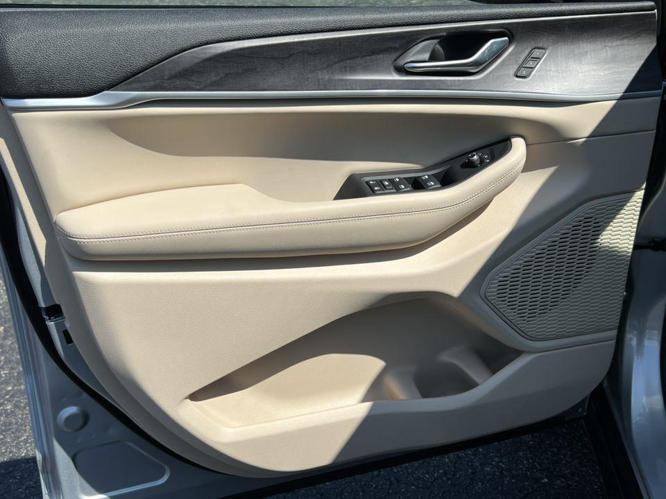 new 2025 Jeep Grand Cherokee L car, priced at $47,098
