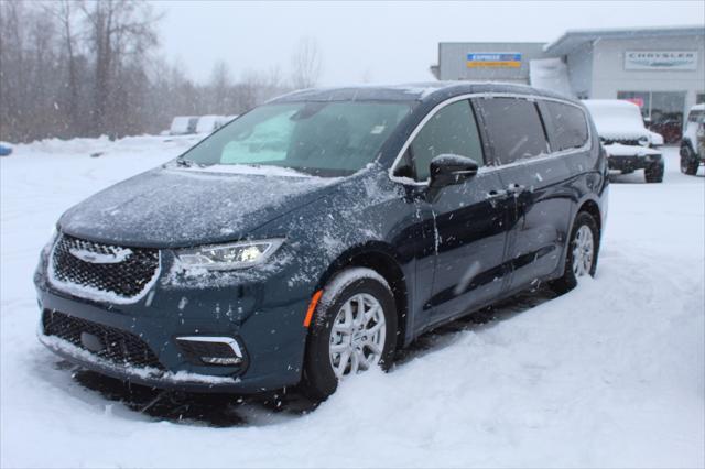 new 2025 Chrysler Pacifica car, priced at $40,222