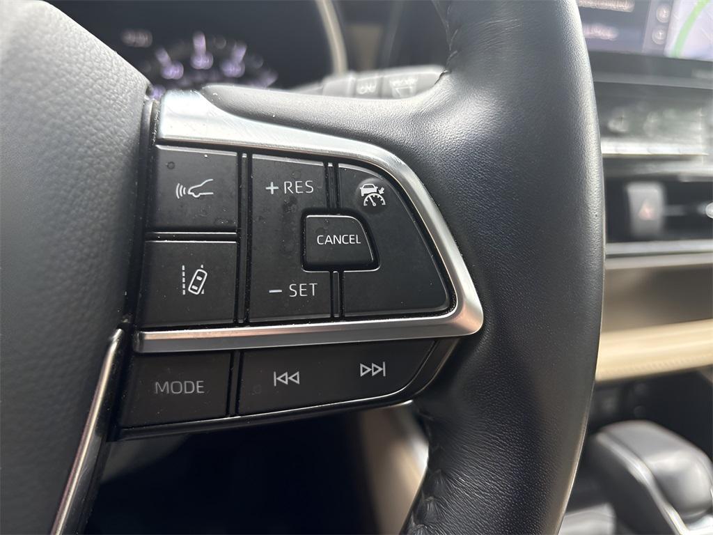 used 2020 Toyota Highlander car, priced at $27,999