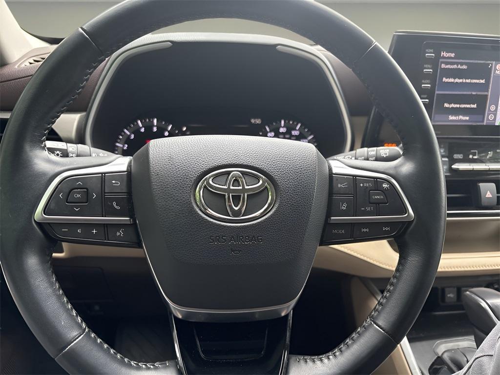 used 2020 Toyota Highlander car, priced at $27,999