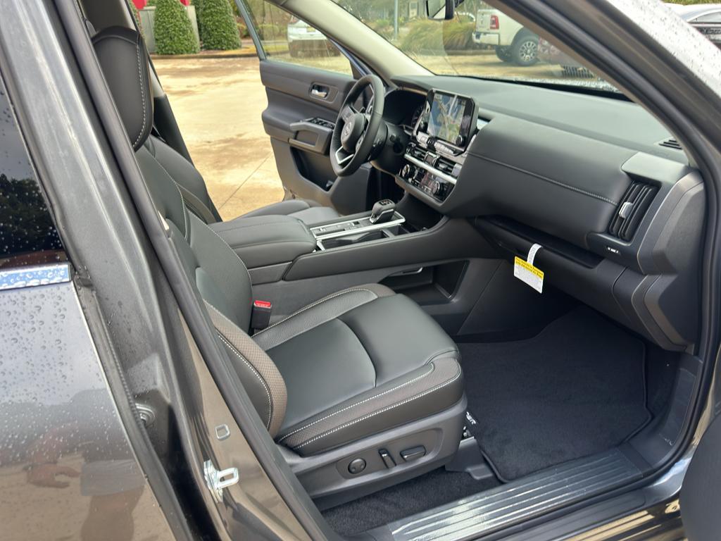 new 2025 Nissan Pathfinder car, priced at $41,290