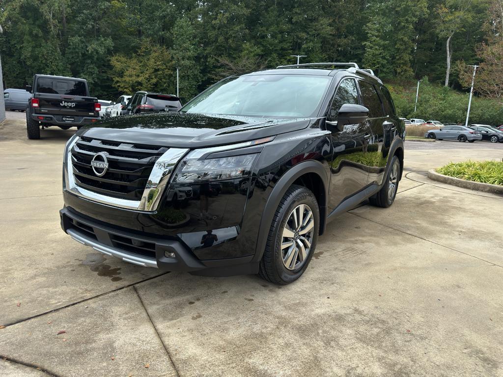 new 2025 Nissan Pathfinder car, priced at $41,990